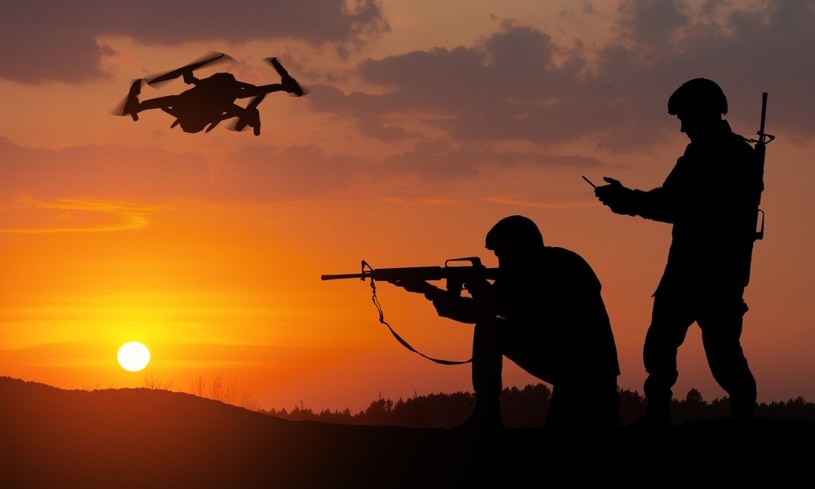 Pentagon rozważa pomysł przesyłania energii na duże odległości za pomocą rojów dronów, co pozwolić ma na uniezależnienie odległych baz wojskowych od oleju napędowego do zasilania generatorów.