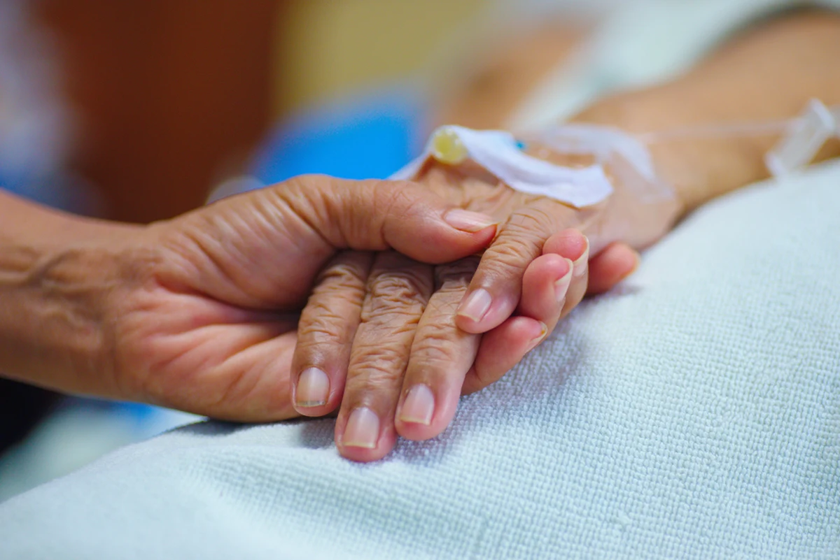 "Wczesna opieka paliatywna – każdy może pomóc" - to nazwa zorganizowanej przez Uniwersytet Jagielloński VII edycji konferencji poświęconej opiece paliatywnej i hospicyjnej. Jak podkreślają uczestnicy konferencji, opieka paliatywna staje przed wieloma wyzwaniami - są nimi nie tylko starzejące się społeczeństwo oraz brak lekarzy i pielęgniarek, ale także rosnące koszty opieki, wzrost cen oraz galopująca inflacja.