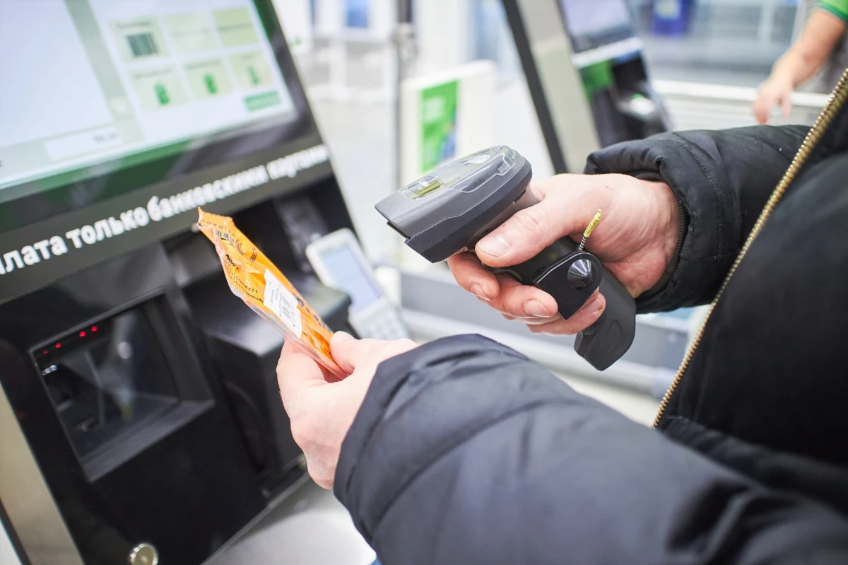 Komendant straży granicznej w Bielsku-Białej oszukiwał na kasie samoobsługowej w dyskoncie: wprowadzał niższe ceny towarów. Przyłapali go ochroniarze, którzy powiadomili policję.