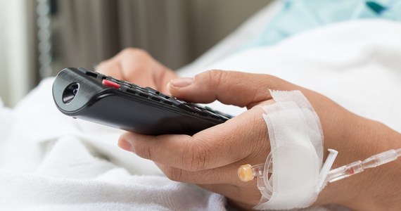 Pacjenci jednego z poznańskich szpitali nie mogą oglądać telewizji, ponieważ - w związku z wysokimi cenami prądu - lecznica musi oszczędzać pieniądze. W minionych miesiącach opłaty za prąd ponoszone przez szpital wzrosły aż siedmiokrotnie.