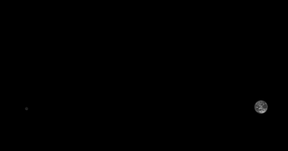 NASA opublikowała niezwykłe zdjęcie Ziemi i Księżyca, wykonane przez sondę Lucy niedługo przed tym, jak 16 października przeleciała obok Ziemi, by nabrać prędkości. To pierwszy z trzech takich manewrów, który ma pomóc sondzie w dotarciu do celu jej misji, tzw. planetoid trojańskich, krążących wokół Słońca po orbicie zbliżonej do orbity Jowisza. Wystrzelona 16 października ubiegłego roku Lucy ma podczas 12-letniej podróży odwiedzić kilka z tych kosmicznych skał, które uznaje się za pozostałości wczesnego okresu rozwoju Układu Słonecznego. Jej badania mają pomóc w zrozumieniu, jak tworzyły się planety.