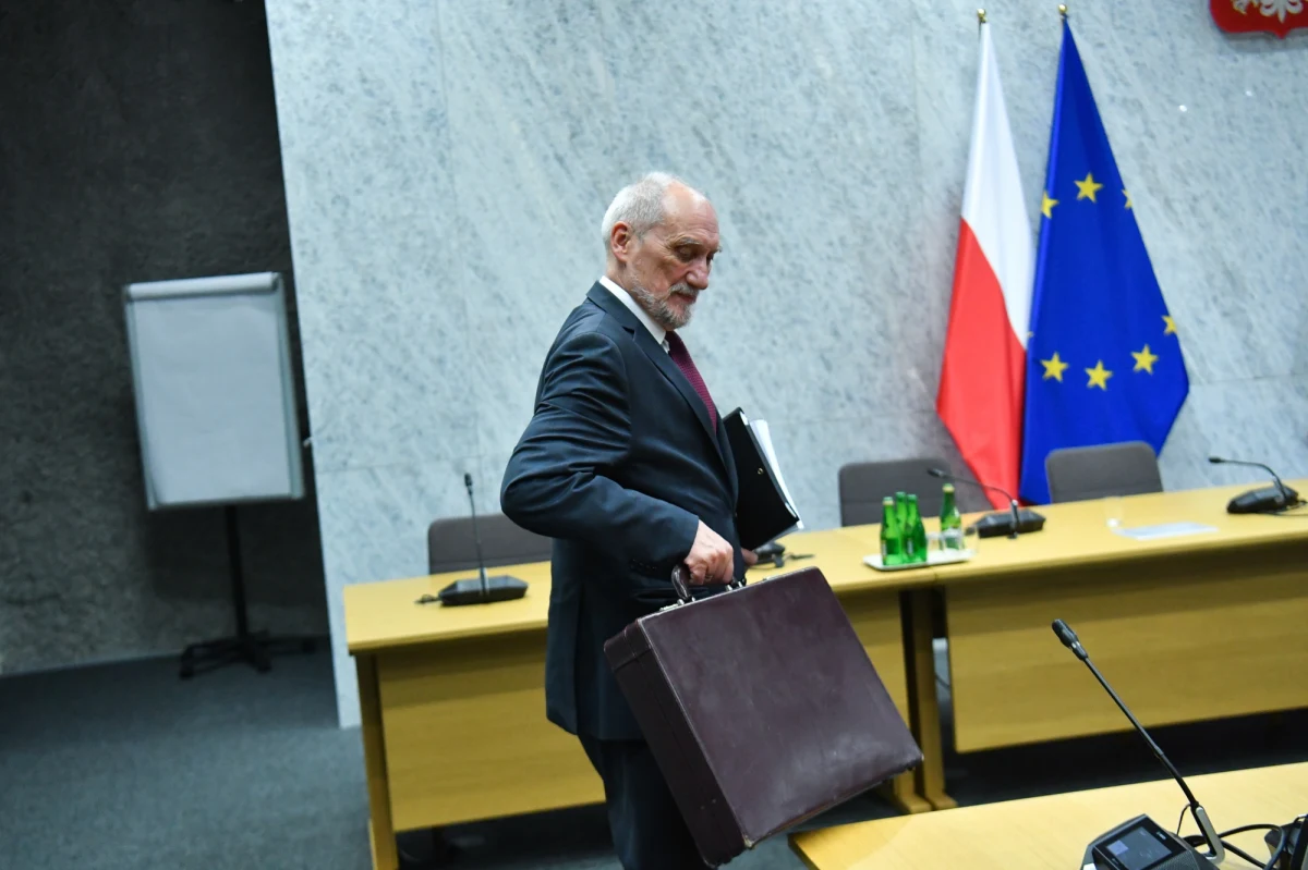 Dziś mieliśmy się dowiedzieć się, co prokurator generalny oraz minister obrony narodowej sądzą o podkomisji Antoniego Macierewicza, ale sejmowa komisja została odroczona wkrótce po tym, jak się zaczęła. Nie zabrakło emocji i kłótni.