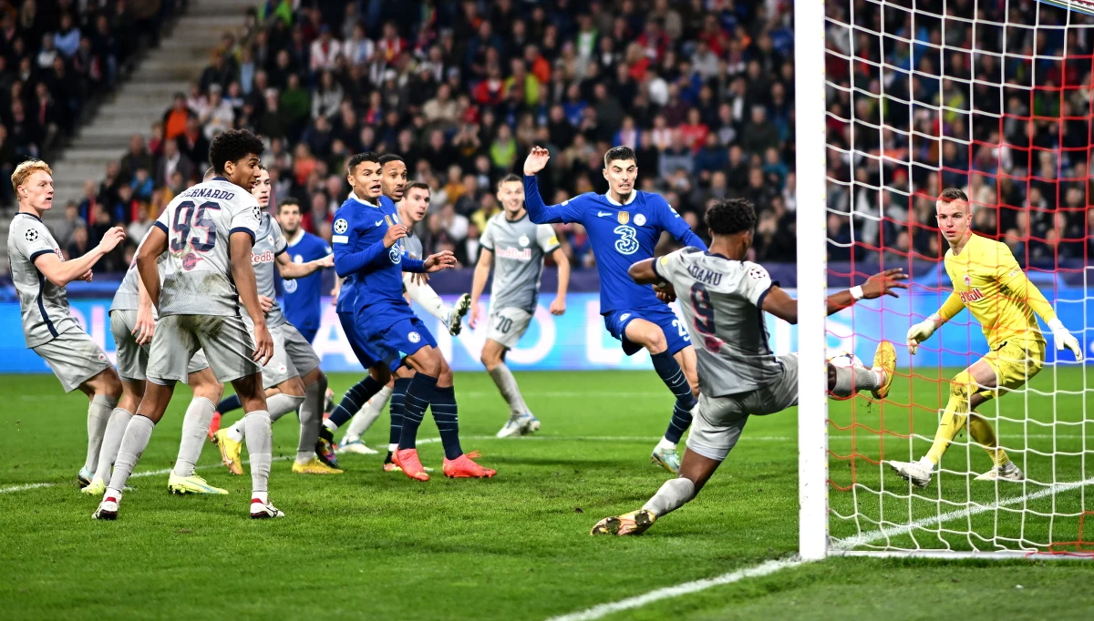 Arkadiusz Milik zdobył bramkę dla Juventusu Turyn, ale jego zespół - również z bramkarzem Wojciechem Szczęsnym - przegrał w Lizbonie z Benficą 3:4 i stracił szansę na awans do 1/8 finału piłkarskiej Ligi Mistrzów. Pierwszej porażki w tym sezonie doznał Real Madryt.