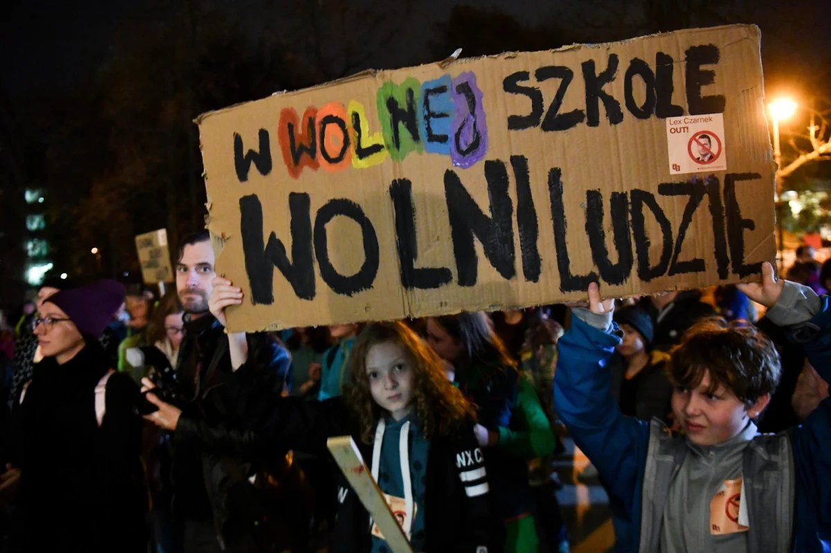 Sejmowa Komisja Edukacji, Nauki i Młodzieży wprowadziła poprawki do projektu nowelizacji ustawy Prawo oświatowe, autorstwa posłów PiS, dotyczącego m.in. działalności organizacji i stowarzyszeń w szkołach i przedszkolach. Wszystkie wprowadzone do projektu poprawki dotyczą edukacji domowej.