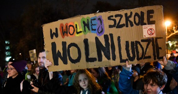 Sejmowa Komisja Edukacji, Nauki i Młodzieży wprowadziła poprawki do projektu nowelizacji ustawy Prawo oświatowe, autorstwa posłów PiS, dotyczącego m.in. działalności organizacji i stowarzyszeń w szkołach i przedszkolach. Wszystkie wprowadzone do projektu poprawki dotyczą edukacji domowej.