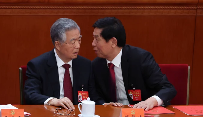Chiny: Były prezydent wyprowadzony z obrad. Kluczowa rola "czerwonej teczki"