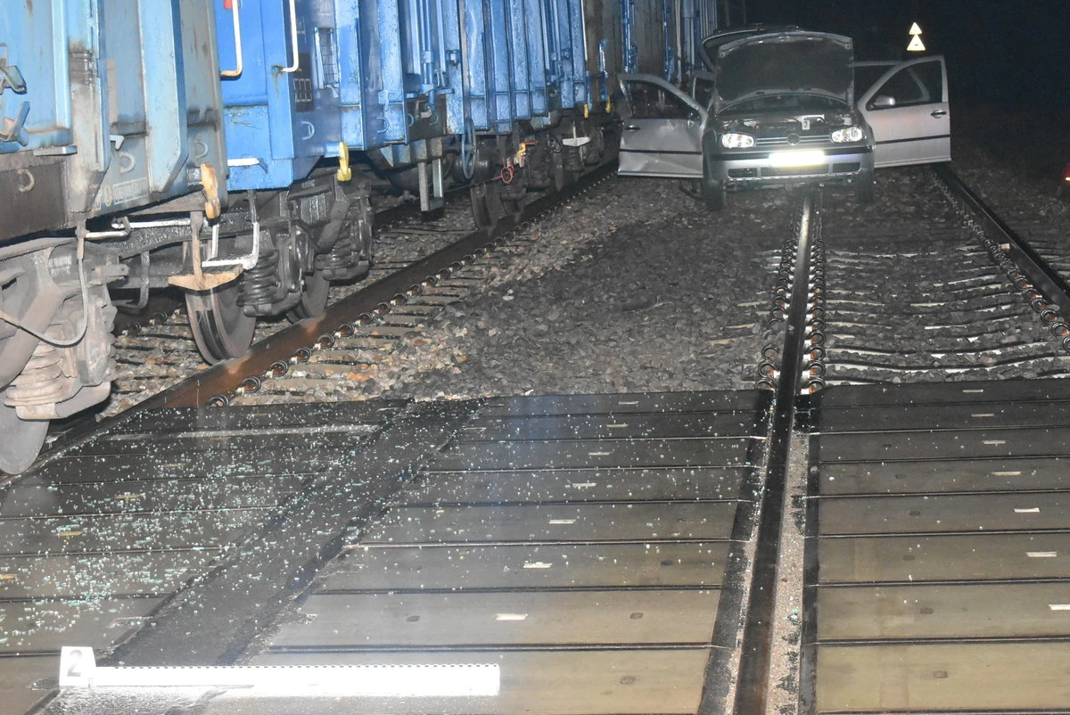 19-latek w Jedlni Letnisko k. Radomia wjechał samochodem pod pociąg towarowy. On i dwóch pasażerów trafiło do szpitala. Młody mężczyzna był nietrzeźwy, usłyszał już zarzuty.

