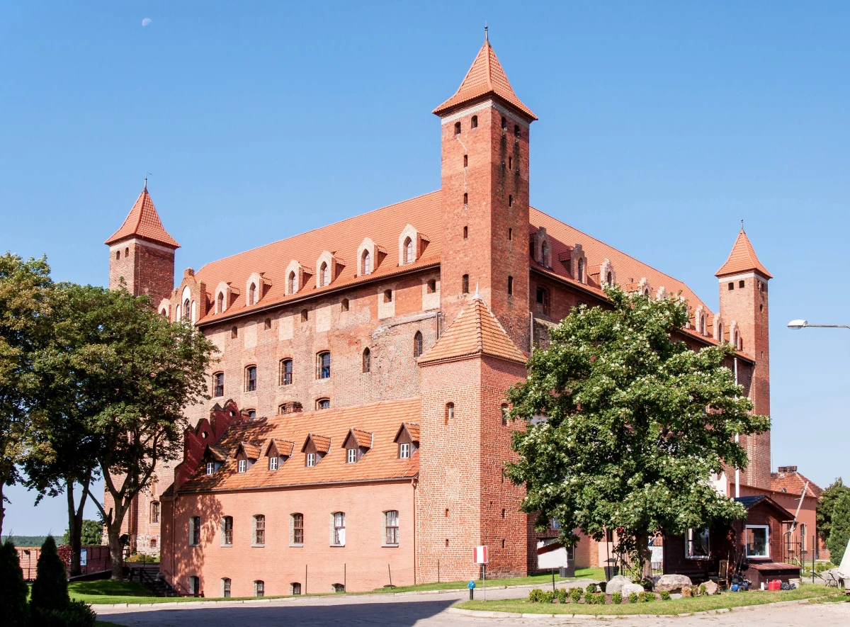 "Gniew. Miasto na szlaku wielkiej historii" - to tytuł nowej wystawy stałej, która zostanie otwarta na zamku w Gniewie. Głównym elementem ekspozycji będzie multimedialna makieta pokazująca, jak zmieniało się miasto na przestrzeni wieków. Na wystawie pojawi się również duch zamku – eteryczny przewodnik po dawnych czasach.