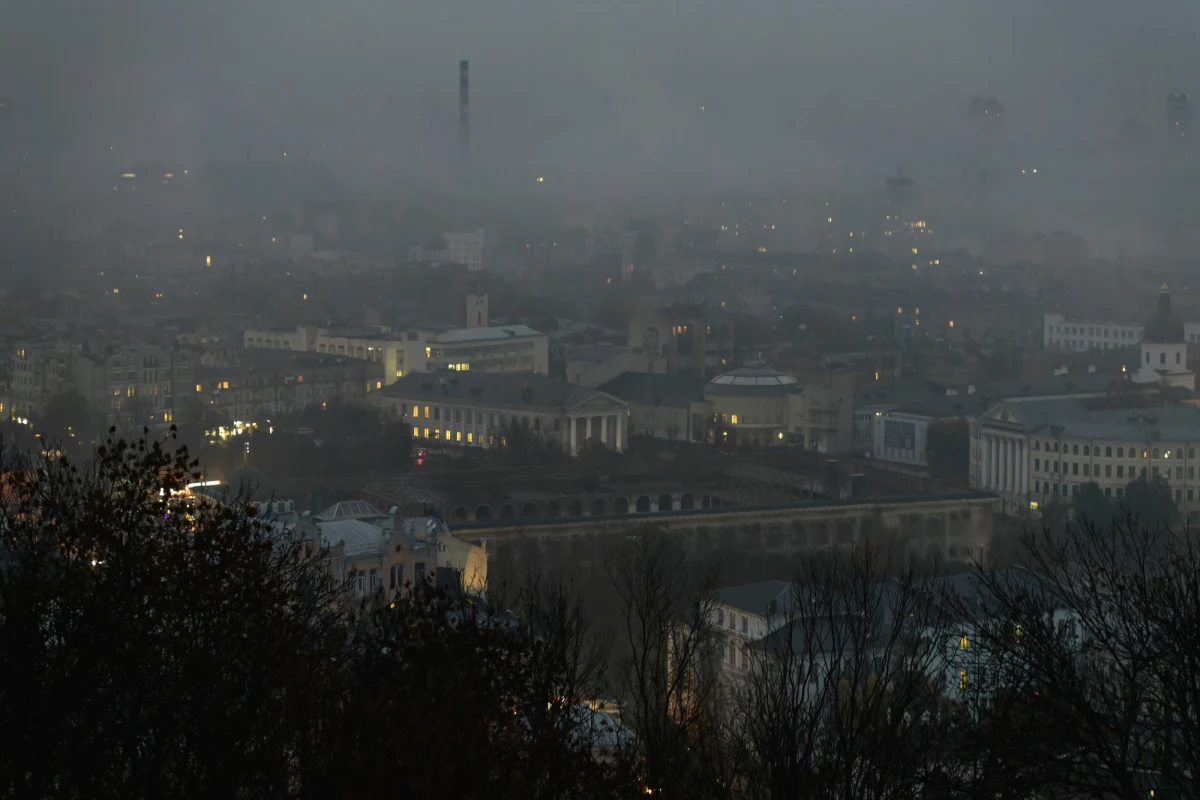Drzemie w ciemności, jakby ktoś wyciągnął wtyczkę z kontaktu - Kijów - trzymilionowe miasto. Dostaje kilka godzin prądu dziennie. Niewiele, ale wystarczy, żeby zrobić pranie i naładować komórkę. A przez środek tego mroku płynie rzeka. Majestatyczna i mroczna. Obok pełzną wężykiem samochody z migoczącymi reflektorami. Są jak robaczki świętojańskie. Wieczorem to w mieście jedyne oświetlenie. Gdzieniegdzie błyśnie płomyk zapalnego papierosa. Czasami ktoś włączy wojskową latarkę. Wszystko wydaje się ponure i szare – oto najnowsze dzieło niszczyciela z Kremla. Jeszcze rok temu o tej porze Kijów przypominał piramidę światła. Tonął w pulsujących witrynach sklepów i neonowych reklamach. Mruczały uliczne latarnie. Dziś przypomina opuszczoną osadę na krawędzi Ziemi.   