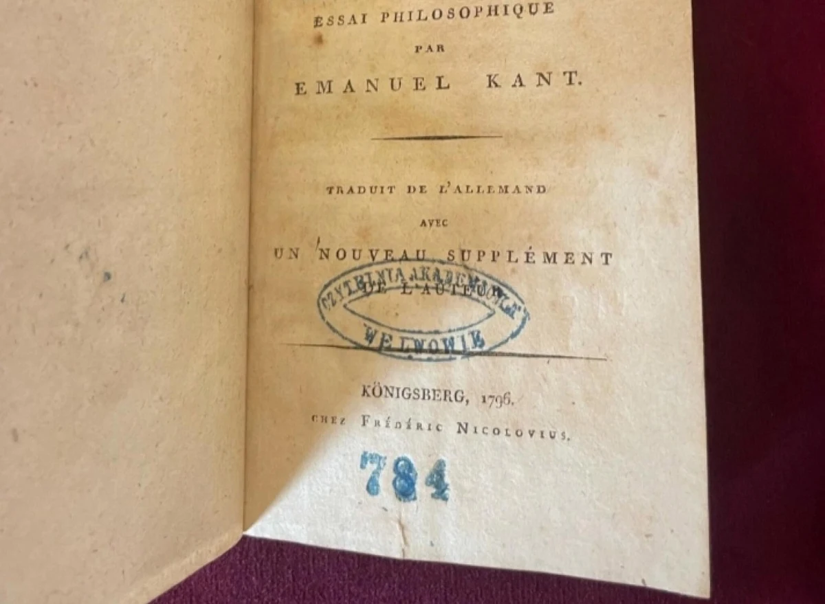 Książka "Projet de Paix Perepetuelle", którą prezydent Francji Emmanuel Macron podarował papieżowi Franciszkowi, nie jest polską stratą wojenną - poinformował wicepremier, szef MKiDN Piotr Gliński. Dzieło z pieczątką "Czytelnia Akademicka we Lwowie" pochodzi z paryskiego antykwariatu.