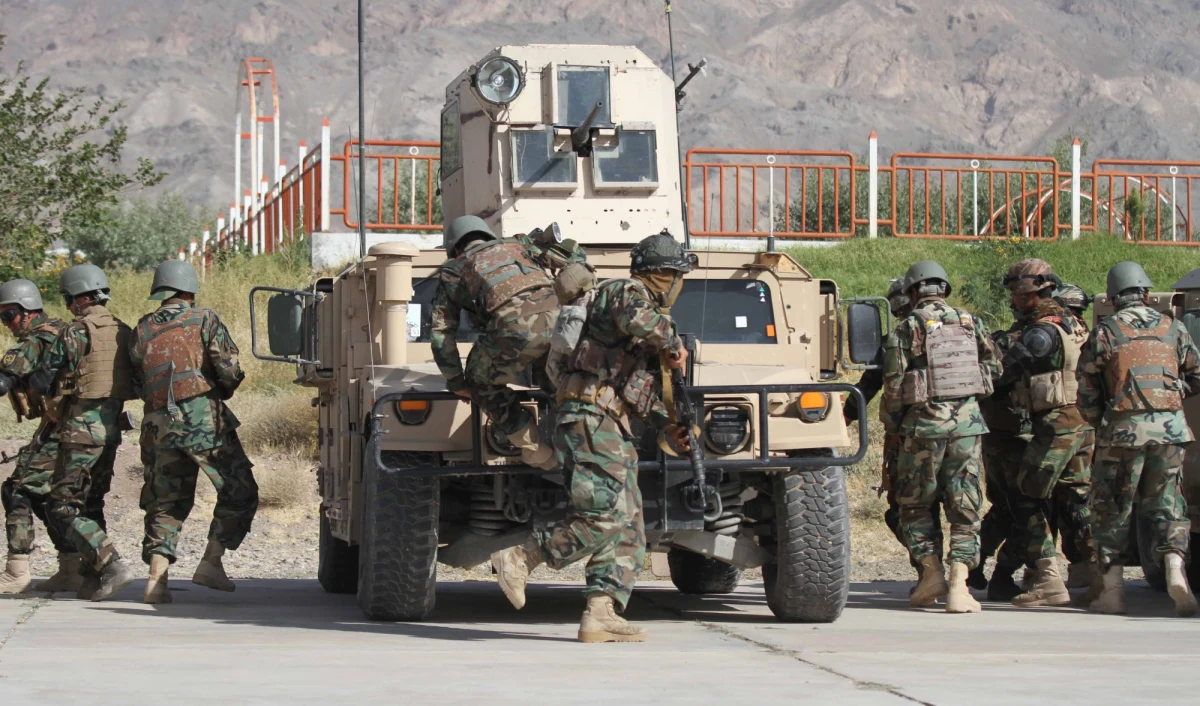 Rosja i Iran podejmują próby werbowania na wojnę z Ukrainą byłych komandosów z armii Afganistanu, niegdyś wyszkolonych przez jednostki specjalne USA i Wielkiej Brytanii, a obecnie ukrywających się przed zemstą ze strony rządzących w Kabulu talibów - powiadomił amerykański magazyn "Foreign Policy".