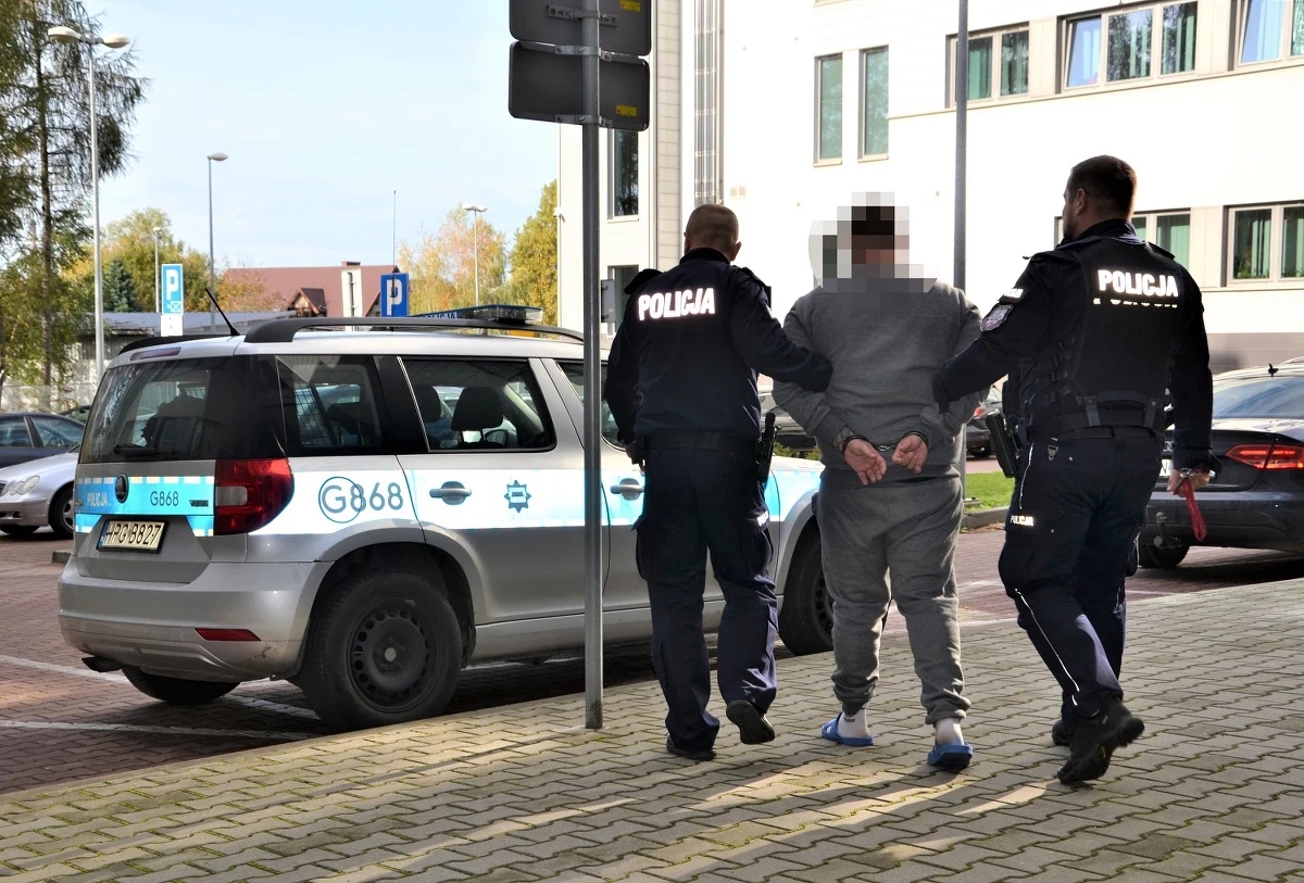 Policjanci z Nowego Sącza w niespełna dwie godziny odnaleźli i zatrzymali nożownika, który poważnie ranił mężczyznę na osiedlu Barskie w Nowym Sączu. Napastnik usłyszał zarzut usiłowania zabójstwa i został aresztowany. Grozi mu dożywotnie więzienie. 