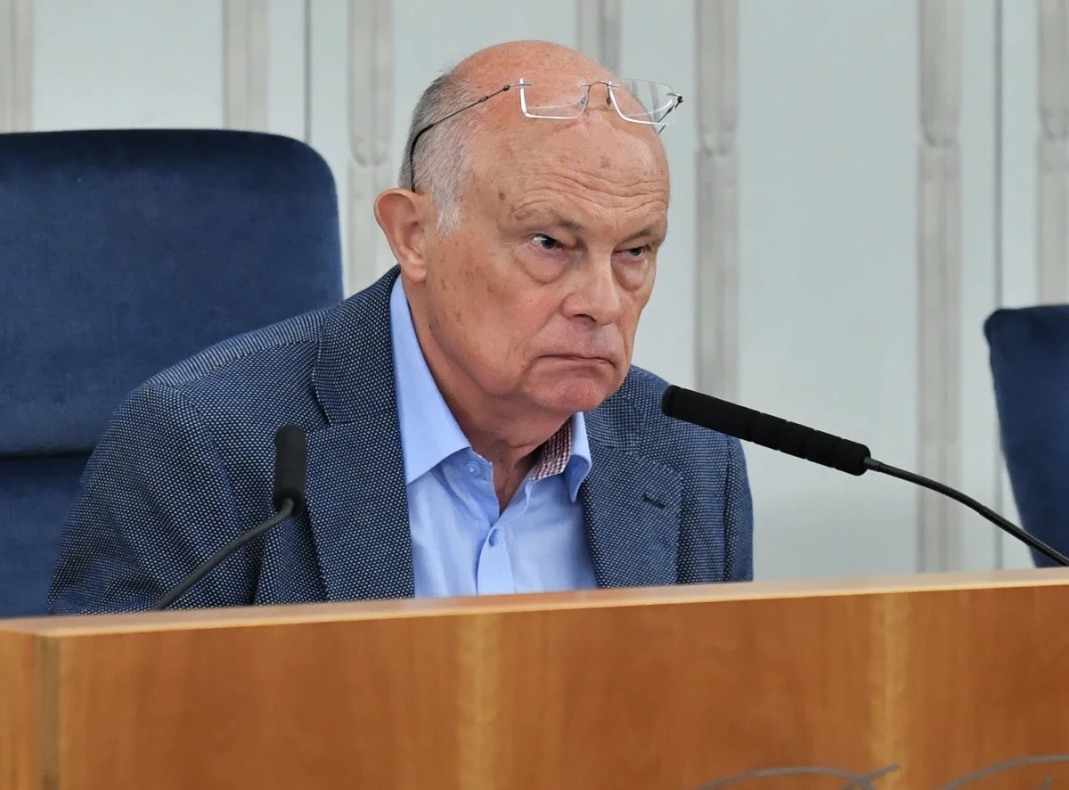 ​Senacka komisja spraw zagranicznych i UE odroczyła prace nad projektem uchwały ws. dochodzenia przez Polskę zadośćuczynienia od Niemiec za straty wojenne. Projekt złożył PiS. O odroczenie prac nad projektem uchwały zawnioskował senator KO Marek Borowski.