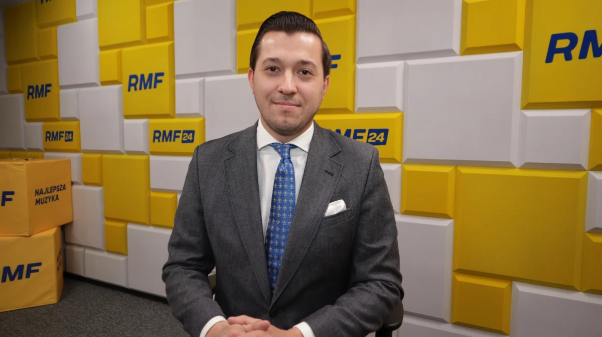 "Jest tajemnicą poliszynela, że w klubie PiS-u podpisy są gotowe i w razie czego brane, kiedy trzeba złożyć taki abstrakcyjny projekt ustawy" – tak rzecznik Porozumienia Jan Strzeżek skomentował fakt, że nawet posłowie PiS podpisani pod projektem ustawy o powołaniu rady ds. bezpieczeństwa strategicznego pozytywnie komentują decyzję o wycofaniu go. "To pokazuje, w jaki sposób Jarosław Kaczyński traktuje swoich posłów. On naprawdę w dużej mierze tych ludzi z dalszych ław poselskich nie traktuje jak posłów tylko jak "posłomatów" - mają się podpisać, zagłosować, a potem nie pyskować, bo nie trafią na listy" – przekonywał gość Rocha Kowalskiego. 