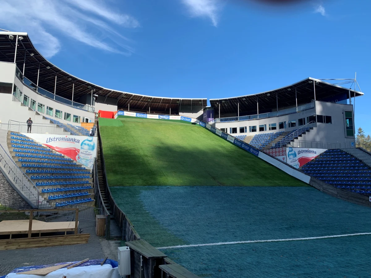 Już w pierwszy weekend listopada rozpocznie się nowy sezon Pucharu Świata w skokach narciarskich. Tegoroczna inauguracja sezonu będzie jednak zupełnie inna. Wszystko dlatego, że pierwsze w sezonie dwa konkursy na skoczni im. Adama Małysza w Wiśle Malince nie odbędą się na śniegu. Zawodnicy będą skakać z wykorzystaniem torów lodowych na rozbiegu, ale lądować na igielicie jak w czasie konkursów Letniej Grand Prix. „Z racji tego, że nie muszę naśnieżać skoczni, koszty organizacyjne są niższe” – podkreśla Andrzej Wąsowicz, dyrektor skoczni w Wiśle Malice, z którym o przygotowaniach do konkursów Pucharu Świata rozmawiał Wojciech Marczyk z redakcji sportowej RMF FM. 