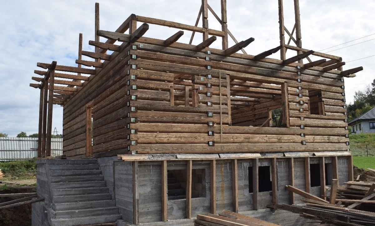 Trwa odbudowa domu Jalu Kurka w nowym miejscu. Wcześniej stał nieopodal portalu północnego tunelu pod górą Luboń Mały S7 w Naprawie. Został rozebrany i przeniesiony w nowe miejsce.