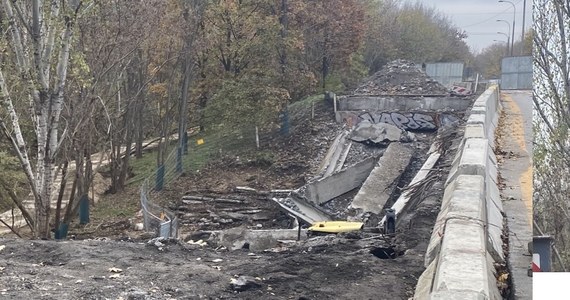 ​Jeszcze przez co najmniej 3 miesiące samochody nie przejadą wiaduktem na ul. Marywilskiej w Warszawie. Remontowany obiekt zostanie rozebrany. Mogą korzystać z niego wyłącznie piesi, specjalnie dla nich został zbudowany oświetlony chodnik, który umożliwi dojście do przystanków