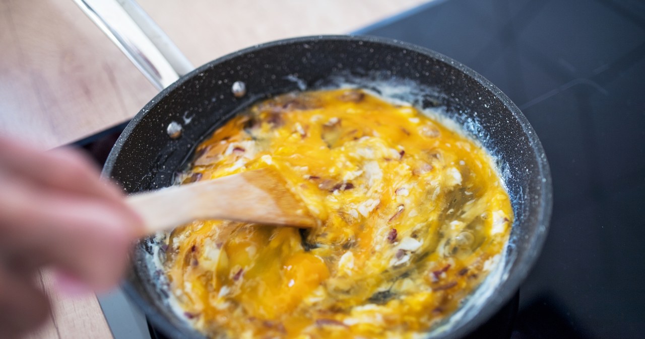 Widzą dziwną narośl na żółtku i wyrzucają jajko. Wyjaśniamy, czym jest chalaza