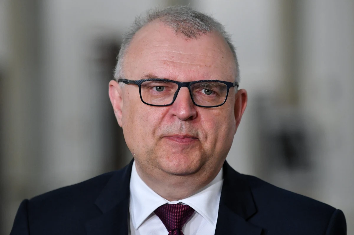 "Zakładam, że większość senacka odrzuci projekt ustawy i będzie stała na stanowisku, że finansowanie szkół polonijnych powinno być realizowane w ramach struktur dotychczasowych, które są lepiej przygotowane niż nowa instytucja" - mówił w internetowym Radiu RMF24 senator Kazimierz Michał Ujazdowski z Koalicji Polskiej. Senat podczas trwającego posiedzenia będzie głosował nad ustawą o powołaniu Instytutu Rozwoju Języka Polskiego. Jego zadaniem ma być wspieranie języka polskiego za granicą. Zdaniem gościa Tomasza Terlikowskiego, fakt, że patronem Instytutu ma być św. Maksymilian Maria Kolbe, jest naruszeniem dobrego obyczaju. "To jest jedno z tych wydarzeń, które pokazuje, że zrost władzy politycznej z Kościołem szkodzi temu drugiemu" - zaznaczył Ujazdowski.