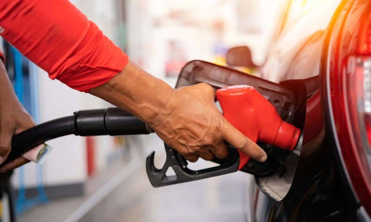 ​Jak poinformował portal e-petrol.pl, w ostatnim tygodniu października na stacje paliw dotarły nieznaczne obniżki. Ma to związek ze spadkami cen w sprzedaży hurtowej, które przeniosły się na segment detaliczny. Największa przecena dotyczy średniej, ogólnopolskiej benzyny 95-oktanowej, która potaniała o 11 groszy i wynosi 6,84 zł za litr.