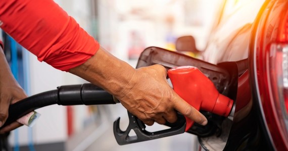 ​Jak poinformował portal e-petrol.pl, w ostatnim tygodniu października na stacje paliw dotarły nieznaczne obniżki. Ma to związek ze spadkami cen w sprzedaży hurtowej, które przeniosły się na segment detaliczny. Największa przecena dotyczy średniej, ogólnopolskiej benzyny 95-oktanowej, która potaniała o 11 groszy i wynosi 6,84 zł za litr.