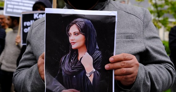 Irańska policja otworzyła ogień w kierunku osób zgromadzonych przy grobie Mahsy Amini równo 40 dni od jej śmierci - poinformował świadek zdarzenia, cytowany przez agencję Reutera. Kobieta została zatrzymana przez policję moralności za nieodpowiednie nakrycie głowy. Niedługo później zmarła w szpitalu.