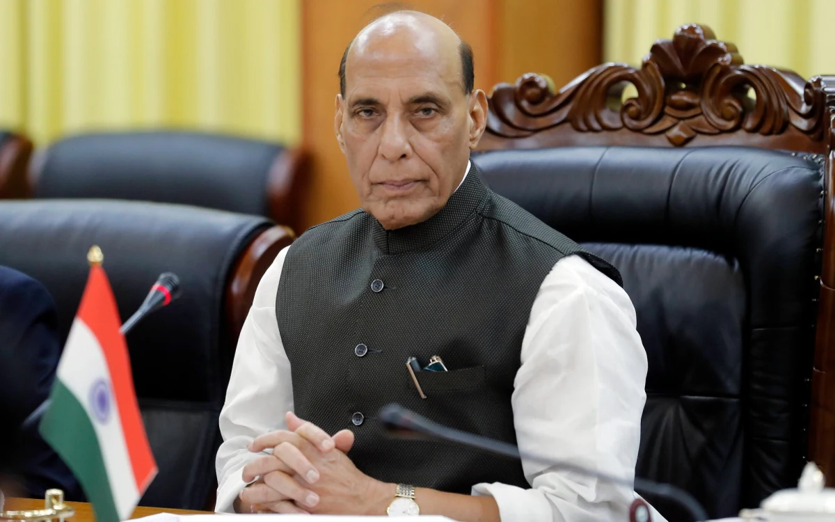 ​Broń jądrowa nie może zostać użyta przez "żadną ze stron" - powiedział minister obrony Indii Rajnath Singh swojego rosyjskiemu odpowiednikowi, Siergiejowi Szojgu. Indyjski polityk podczas rozmowy telefonicznej podkreślił, że sięgnięcie po ten rodzaj uzbrojenia jest sprzeczne z podstawowymi zasadami ludzkości, a sam konflikt powinien zostać rozwiązany w drodze dyplomacji i dialogu.