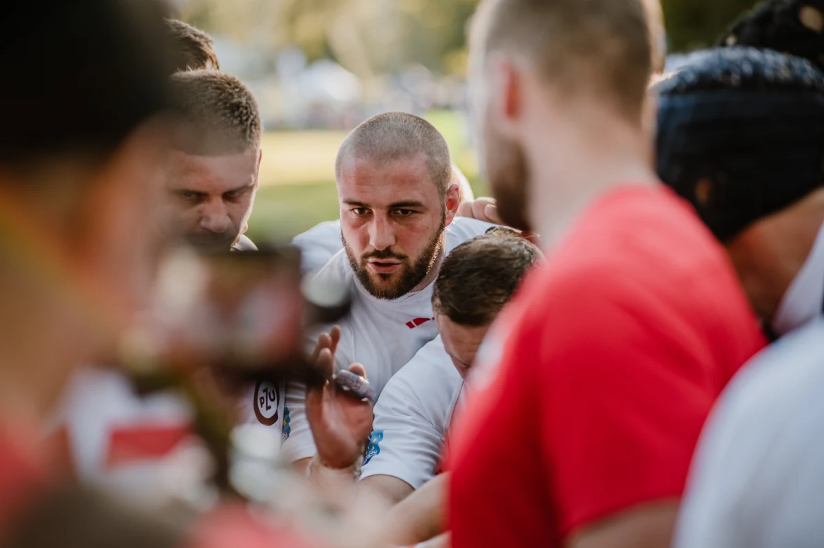 Dzięki wygranej z zespołem Master Pharm Rugby Łódź, Ogniwo Sopot objęło prowadzenie w tabeli Ekstraligi. Do ekipy z Trójmiasta wrócił po kontuzji jeden z jej liderów Piotr Zeszutek, co przełożyło się na lepszą dyspozycję zespołu na boisku. Teraz kapitan reprezentacji udaje się na zgrupowanie przed meczami sparingowymi w Walii, które jednak nie będzie przebiegało w standardowy sposób.