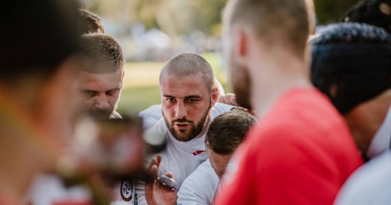 Dzięki wygranej z zespołem Master Pharm Rugby Łódź, Ogniwo Sopot objęło prowadzenie w tabeli Ekstraligi. Do ekipy z Trójmiasta wrócił po kontuzji jeden z jej liderów Piotr Zeszutek, co przełożyło się na lepszą dyspozycję zespołu na boisku. Teraz kapitan reprezentacji udaje się na zgrupowanie przed meczami sparingowymi w Walii, które jednak nie będzie przebiegało w standardowy sposób.