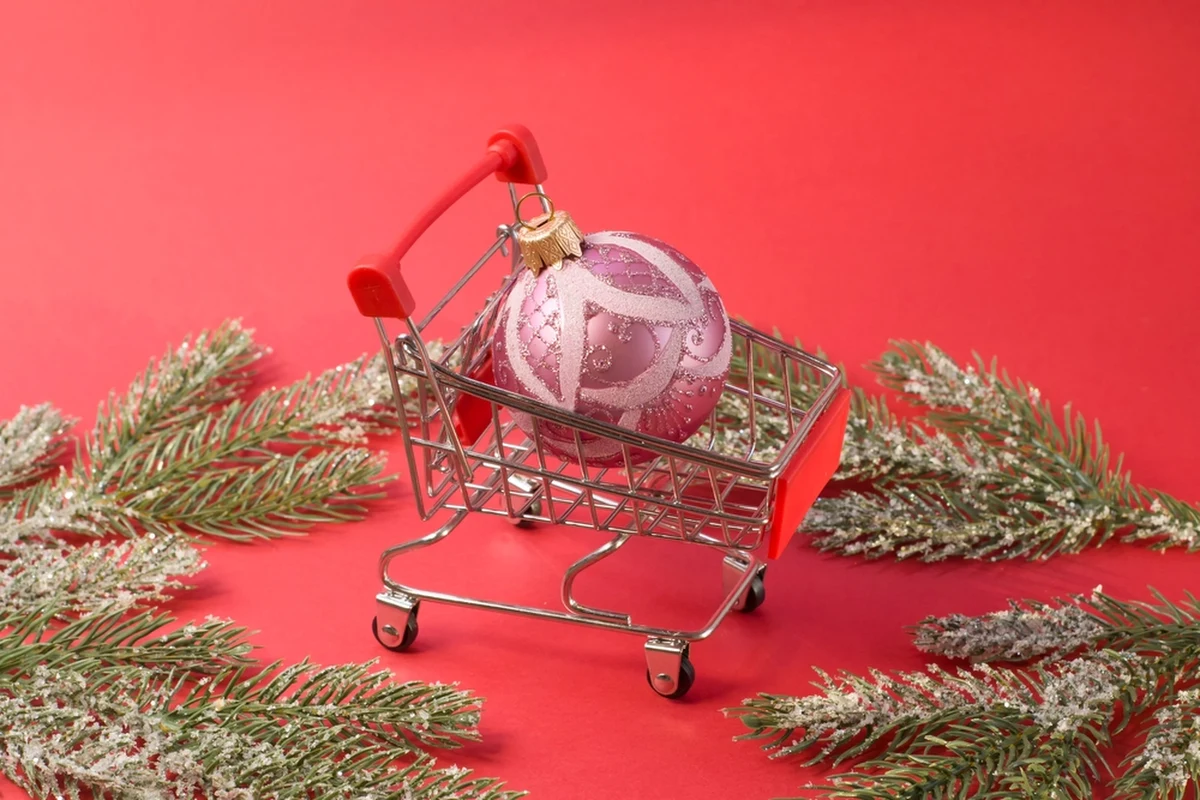 Świąteczne produkty w tym roku w sklepach pojawiły się już 17 września, znacznie wcześniej niż w latach ubiegłych, co zauważył prof. Waldemar Kuligowski, antropolog z Uniwersytetu im. Adama Mickiewicza w Poznaniu, gość Marcina Jędrycha w Radiu RMF24. "Na tym polega chyba cały problem, że kiedy nam się coś bardzo długo podstawia pod nos, to nawet jeśli to będzie coś przez nas ulubionego, to musi się nam w końcu znudzić, a wreszcie i zacząć nas irytować" - ocenił ekspert.