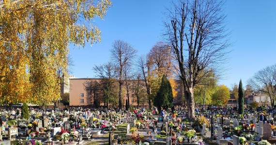 Już w nocy z piątku na sobotę wprowadzane będą zmiany organizacji ruchu w rejonie cmentarzy w Katowicach. Zarząd Transportu Miejskiego zachęca do korzystania z komunikacji miejskiej – uruchomione zostaną dodatkowe linie, a 1 listopada przejazd będzie bezpłatny.
