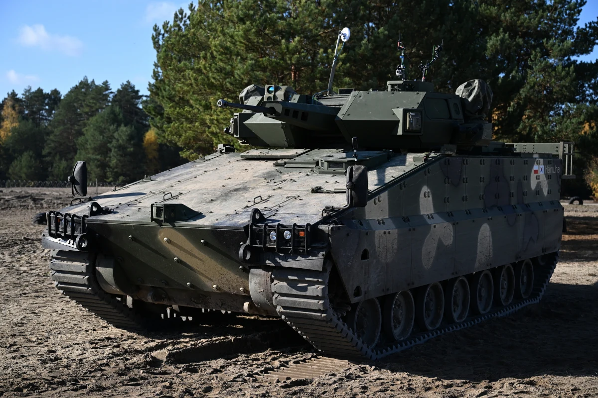 Na poligonie w Nowej Dębie (woj. podkarpackie) żołnierze 18. Dywizji Zmechanizowanej testują od kilku dni koreański Bojowy Wóz Piechoty (BWP) AS21 Redback. Zakup tego wozu dla polskiego wojska jest rozważany przez resort obrony narodowej.