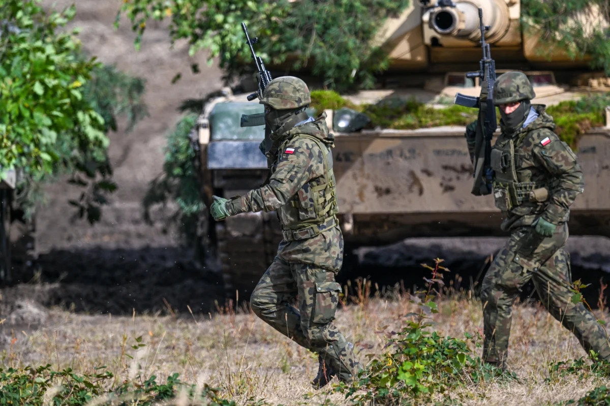 63,4 proc. Polaków uważa, że zwiększenie liczby żołnierzy do 300 tys. to dobry pomysł – wynika z najnowszego sondażu United Surveys dla RMF FM i "Dziennika Gazety Prawnej". Większość uczestników badania uważa ponadto, że to Stany Zjednoczone są naszym głównym sojusznikiem wojskowym. 