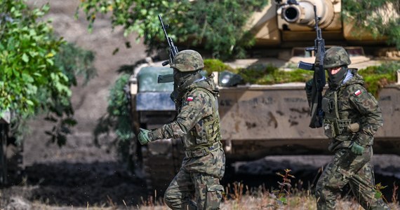 63,4 proc. Polaków uważa, że zwiększenie liczby żołnierzy do 300 tys. to dobry pomysł – wynika z najnowszego sondażu United Surveys dla RMF FM i "Dziennika Gazety Prawnej". Większość uczestników badania uważa ponadto, że to Stany Zjednoczone są naszym głównym sojusznikiem wojskowym. 