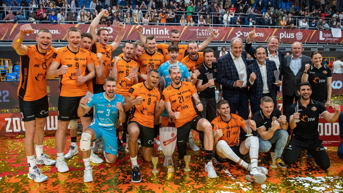 Siatkarze Jastrzębskiego Węgla powtórzyli sukces sprzed roku i zdobyli Superpuchar Polski. W rozgrywanym w Lublinie spotkaniu zwyciężyli z Grupą Azoty ZAKSA Kędzierzyn-Koźle 3:2 (24:26, 25:23, 18:25, 25:20, 15:13). MVP spotkania został uznany Ukrainiec Jurij Hładyr.