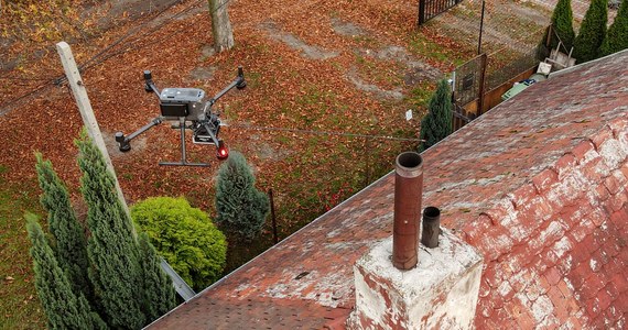 Od poniedziałku (24 października) dron antysmogowy patroluje niebo nad Łodzią. Urządzenie ma czujniki wykrywające pył zawieszony i inne szkodliwe substancje w powietrzu.