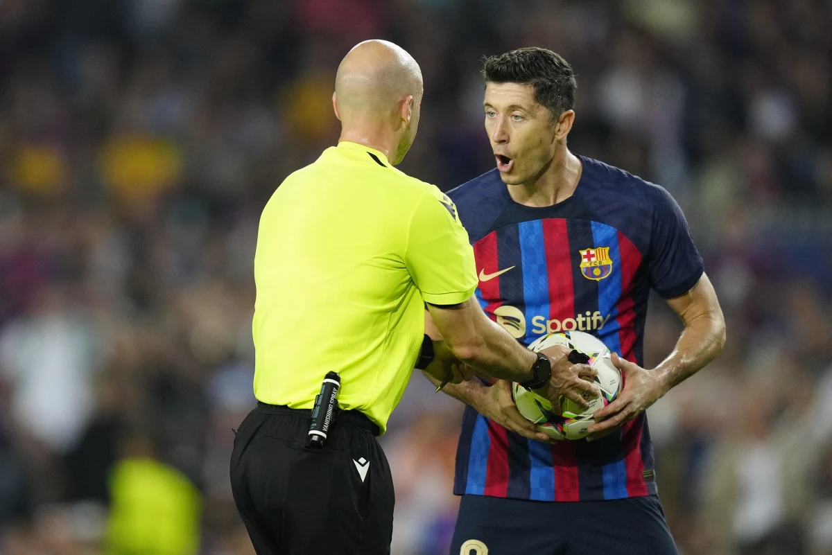 FC Barcelona jest zbyt słabą ekipą na rywalizację w piłkarskiej Lidze Mistrzów, a dowodem tego jest postawa katalońskiej drużyny w rozegranym w środę meczu przeciwko Bayernowi Monachium - twierdzą zgodnie hiszpańskie media, po porażce 0:3 przed własną publicznością.