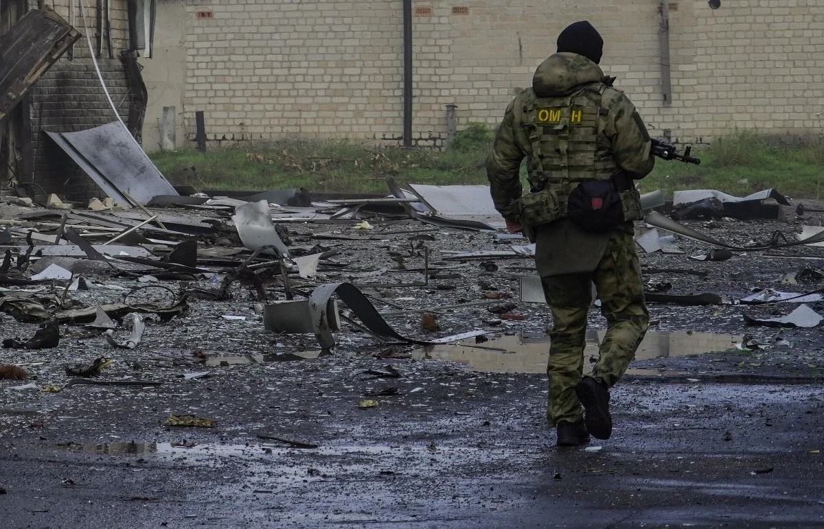 Dwudzieste urodziny. Ktoś nożem kroi tort na kilka kawałków. Na szczycie zrobiony z marcepanu hełm z czerwoną gwiazdą. Po jego obu stronach dwa granaty z lukru. Obok stoi jeszcze jeden, czekoladowy, z odpowiednimi cyframi. Jednak nikt nie śpiewa "sto lat". Słychać jedynie szept przeplatany szlochem. Kamera odjeżdża nieco dalej, jej obiektyw obejmuje szerokim kątem całą uroczystość. Torty stoją na nagrobku. Z czarnej marmurowej płyty patrzy młody człowiek. Stoi w delikatnym rozkroku, z rozwianą czupryną. Kamieniarz wykuł go precyzyjnie z jakiegoś rodzinnego zdjęcia. Wygląda jak żywy!