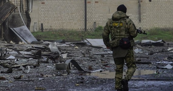 Dwudzieste urodziny. Ktoś nożem kroi tort na kilka kawałków. Na szczycie zrobiony z marcepanu hełm z czerwoną gwiazdą. Po jego obu stronach dwa granaty z lukru. Obok stoi jeszcze jeden, czekoladowy, z odpowiednimi cyframi. Jednak nikt nie śpiewa "sto lat". Słychać jedynie szept przeplatany szlochem. Kamera odjeżdża nieco dalej, jej obiektyw obejmuje szerokim kątem całą uroczystość. Torty stoją na nagrobku. Z czarnej marmurowej płyty patrzy młody człowiek. Stoi w delikatnym rozkroku, z rozwianą czupryną. Kamieniarz wykuł go precyzyjnie z jakiegoś rodzinnego zdjęcia. Wygląda jak żywy!