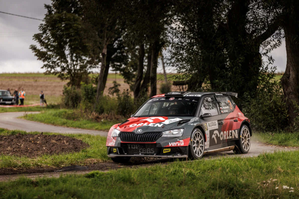 Za nami tegoroczny sezon Rajdowych Samochodowych Mistrzostw Polski. Mistrzem został Szwed Tom Kristensson. W Rajdzie Koszyc, ósmej i ostatniej rundzie RSMP, zajął drugie miejsce. Zwyciężył Grzegorz Grzyb, który sięgnął po tytuł pierwszego wicemistrza Polski i po siódmy tytuł mistrza Słowacji. 