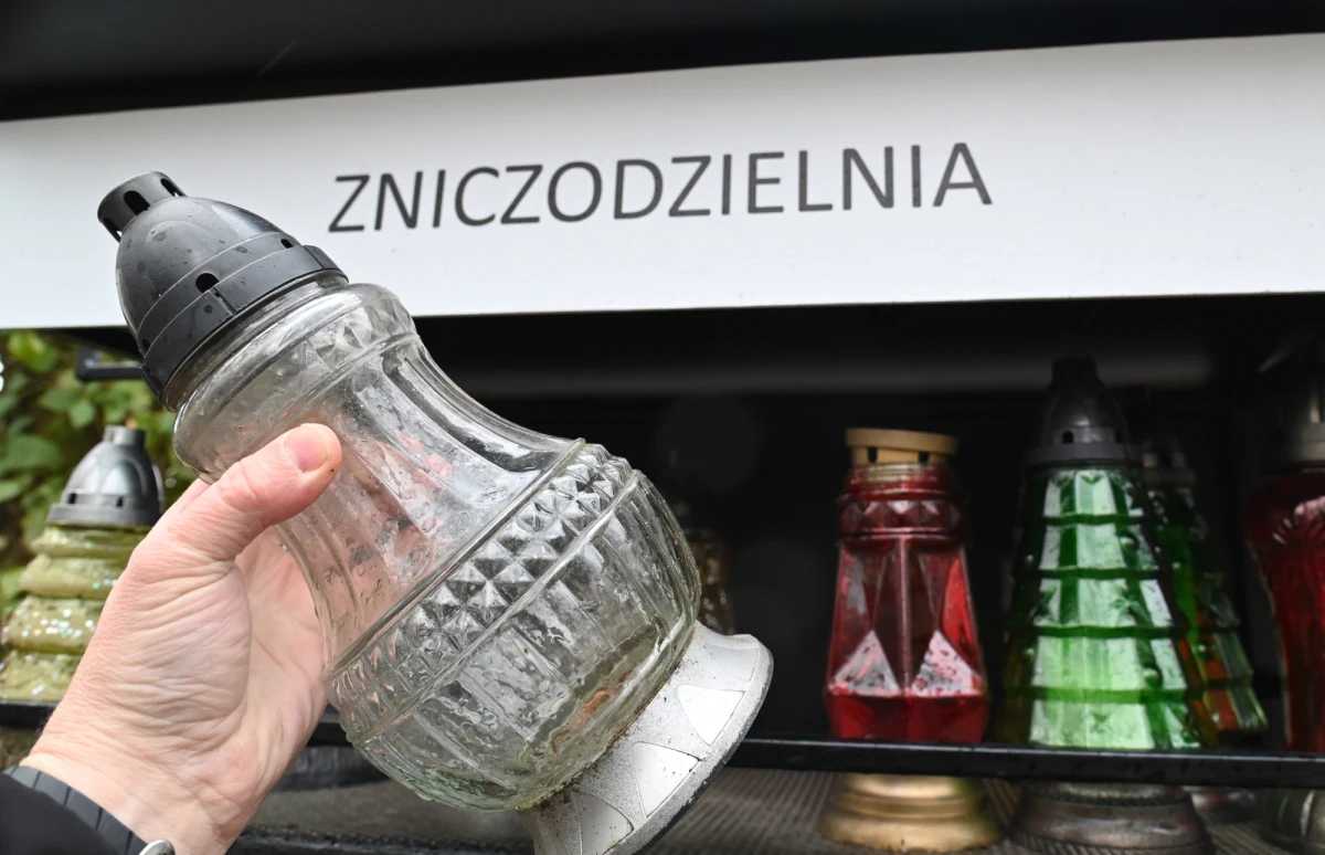 Miejsce, w którym można zostawić szklane znicze do ponownego wykorzystania lub wypożyczyć narzędzia, czyli tzw. zniczodzielnię, uruchomiono na cmentarzu w Dąbiu. To druga taka szafka w Szczecinie.