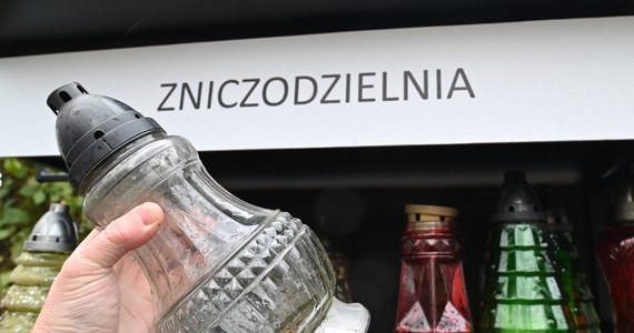 Miejsce, w którym można zostawić szklane znicze do ponownego wykorzystania lub wypożyczyć narzędzia, czyli tzw. zniczodzielnię, uruchomiono na cmentarzu w Dąbiu. To druga taka szafka w Szczecinie.