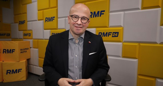 "Niektóre elementy w takiej czy innej firmie muszą wrócić - np. kwestia listy spółek, które nie podlegają prywatyzacji" - mówił w Porannej rozmowie w RMF FM poseł Prawa i Sprawiedliwości Bartłomiej Wróblewski, odnosząc się do wycofanego przez PiS projektu powołania rady ds. bezpieczeństwa strategicznego. "Nie powiedziałem, że cała ustawa wróci. Myślę, że ona nie wróci w takiej formie" - dodał. "Nie jestem entuzjastą takiej legislacji" - zapewnił. 