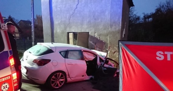 30-letni kierowca uderzył samochodem osobowym w przydrożną kaplicę w miejscowości Gromadzice w województwie świętokrzyskiem. Na skutek odniesionych obrażeń mężczyzna zmarł - poinformowała świętokrzyska policja.