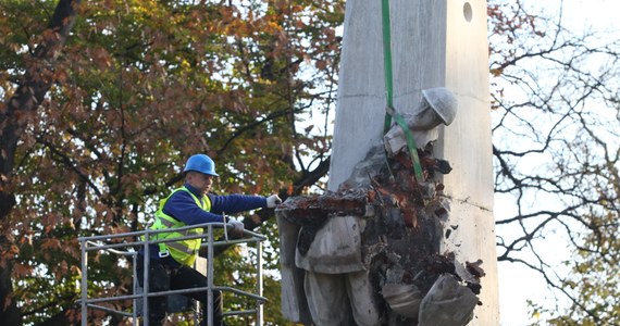 W czterech miejscowościach: Głubczycach i Byczynie (Opolskie), Bobolicach (Zachodniopomorskie) oraz Staszowie (Świętokrzyskie) odbywa się dziś demontaż czterech pomników poświęconych Armii Czerwonej. "We wszystkich tych 4 miejscowościach są to podobne pomniki, które upamiętniają ofensywę Armii Czerwonej z 1945 r. Nie wiązała się ona dla Polski z wyzwoleniem. Za nią szły gwałty, brutalne mordy, przestępstwa dokonywane przez żołnierzy Armii Czerwonej" - mówił w Radiu RMF24 rzecznik Instytutu Pamięci Narodowej Rafał Leśkiewicz. "W polskiej przestrzeni publicznej nie ma miejsca dla takich upamiętnień" - dodał. 