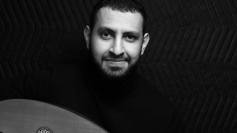 Ahmed Alshaiba, jemeński muzyk, który podbił sieć swoimi coverami przebojów granymi na instrumencie ud, zmarł w wypadku samochodowym wieku 32 lat.