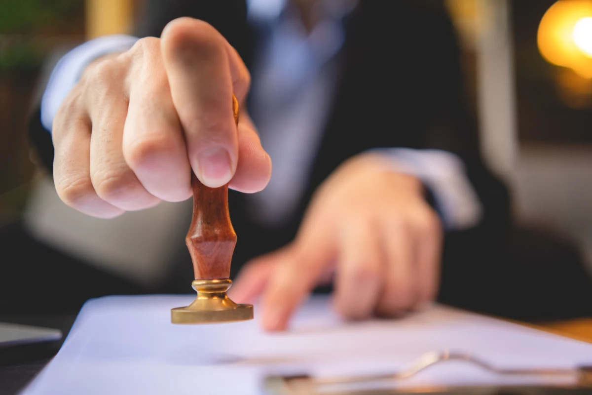 98 osób usłyszało zarzuty w sprawie śledztwa dotyczącego fałszywych certyfikatów, potwierdzających rzekome szczepienie przeciwko Covid-19. To nie koniec sprawy. "Wykonywane są czynności z kolejnymi podejrzanymi" – powiedział rzecznik prasowy Prokuratury Okręgowej w Ostrowie Wlkp. Maciej Meler.