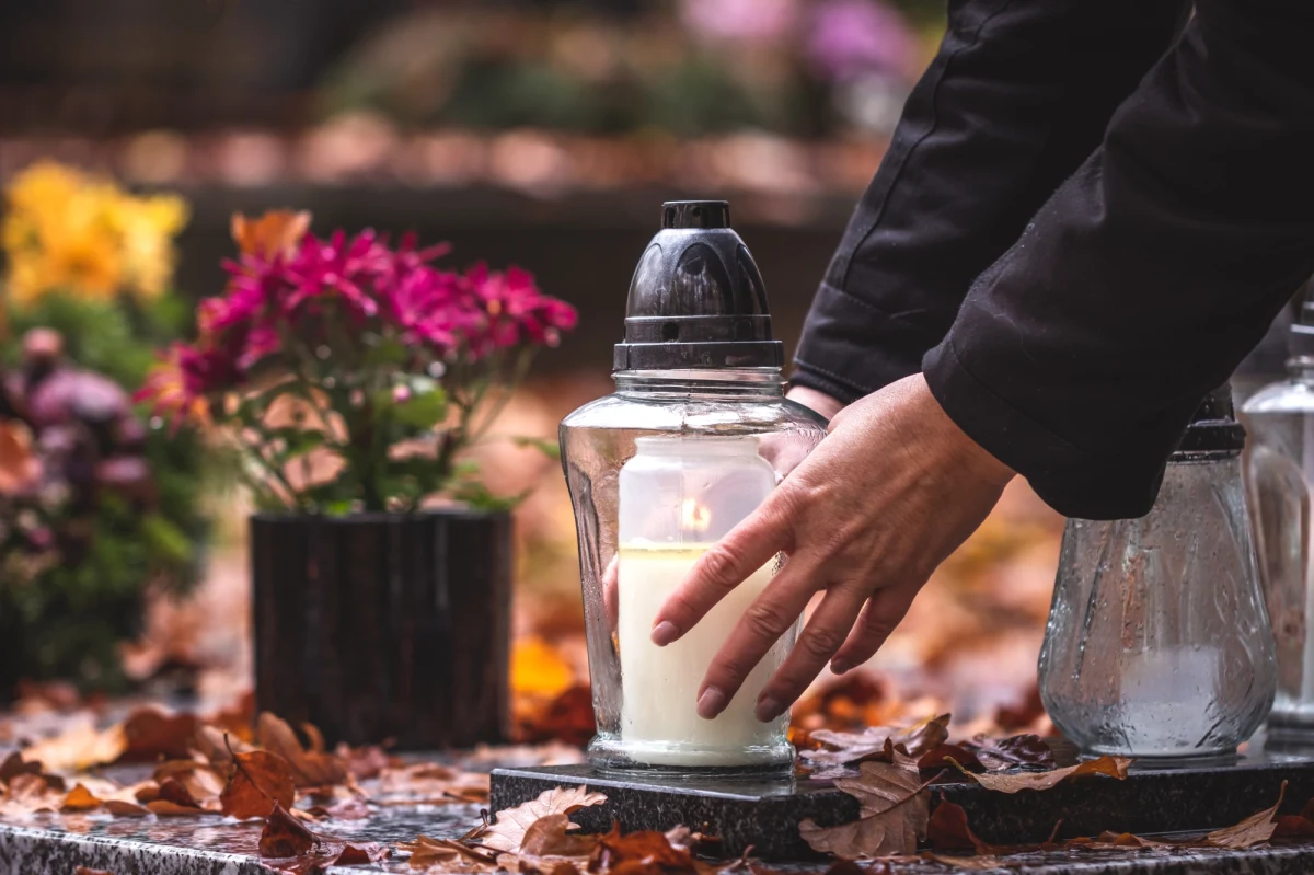 Tradycyjnie w okresie dnia Wszystkich Świętych na drogach w obrębie cmentarzy zmieni się organizacja ruchu. Jadąc na największą olsztyńską nekropolię w Dywitach kierowcy mogą już korzystać z ronda na DK 51. To powinno ułatwić poruszanie się w tym miejscu.