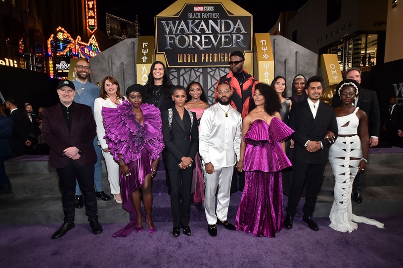 Śmierć Chadwicka Bosemana była ciosem dla jego fanów oraz współpracowników z planów produkcji Marvela. Ci ostatni nie zapomnieli o odtwórcy roli króla T’Challi znanego również jako Czarna Pantera. Podczas uroczystej premiery filmu "Czarna Pantera: Wakanda w moim sercu", która odbyła się w Los Angeles w środę 26 października koledzy i współpracownicy Bosemana z planu złożyli wzruszający hołd zmarłemu przyjacielowi.