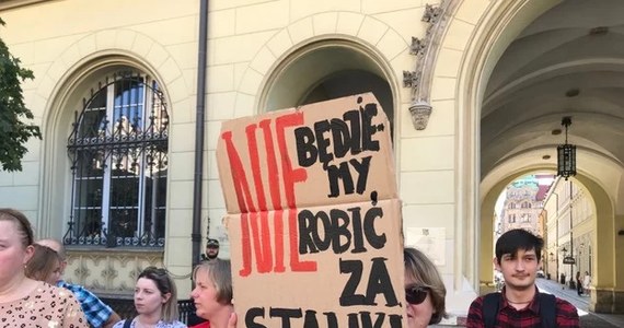 Opiekunowie medyczni z Domów Pomocy Społecznej we Wrocławiu będą zarabiać więcej. Zakończył się ich spór zbiorowy z pracodawcą, czyli Miejskim Centrum Usług Socjalnych. Na pierwszą podwyżkę mogą liczyć od grudnia, druga ma być w styczniu. W sumie będą zarabiać o 700-800 złotych brutto więcej.